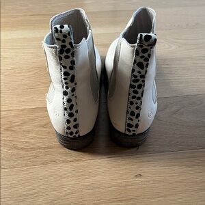 Stylish White Ankle Boots with Animal Print Accent